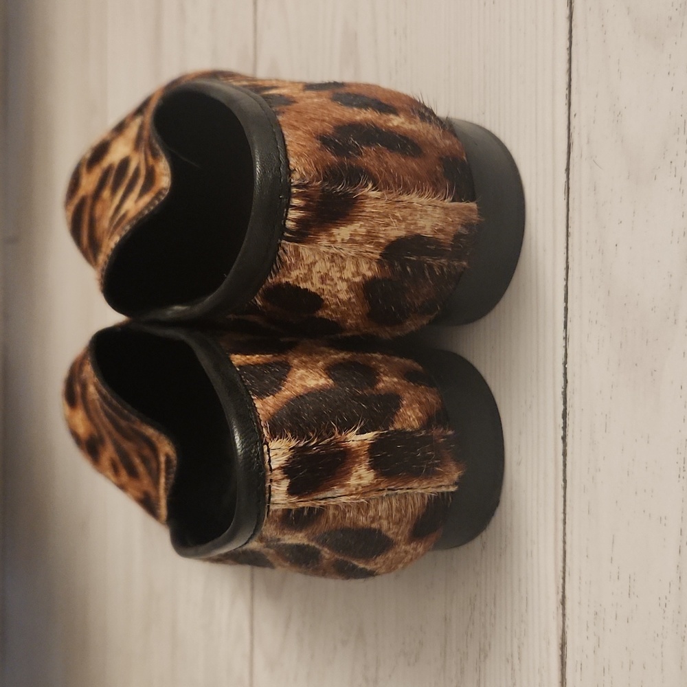 Banana Republoc Demi Leopard Loafers in a 7 1/2 - Picture 3 of 6